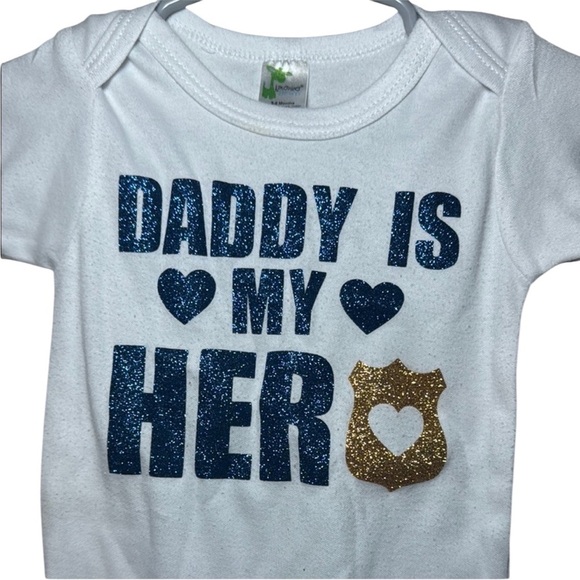 Baby Onesie White “Daddy Is My Hero” Police Onesie Short Sleeve Size 3-6 Months - Picture 2 of 5